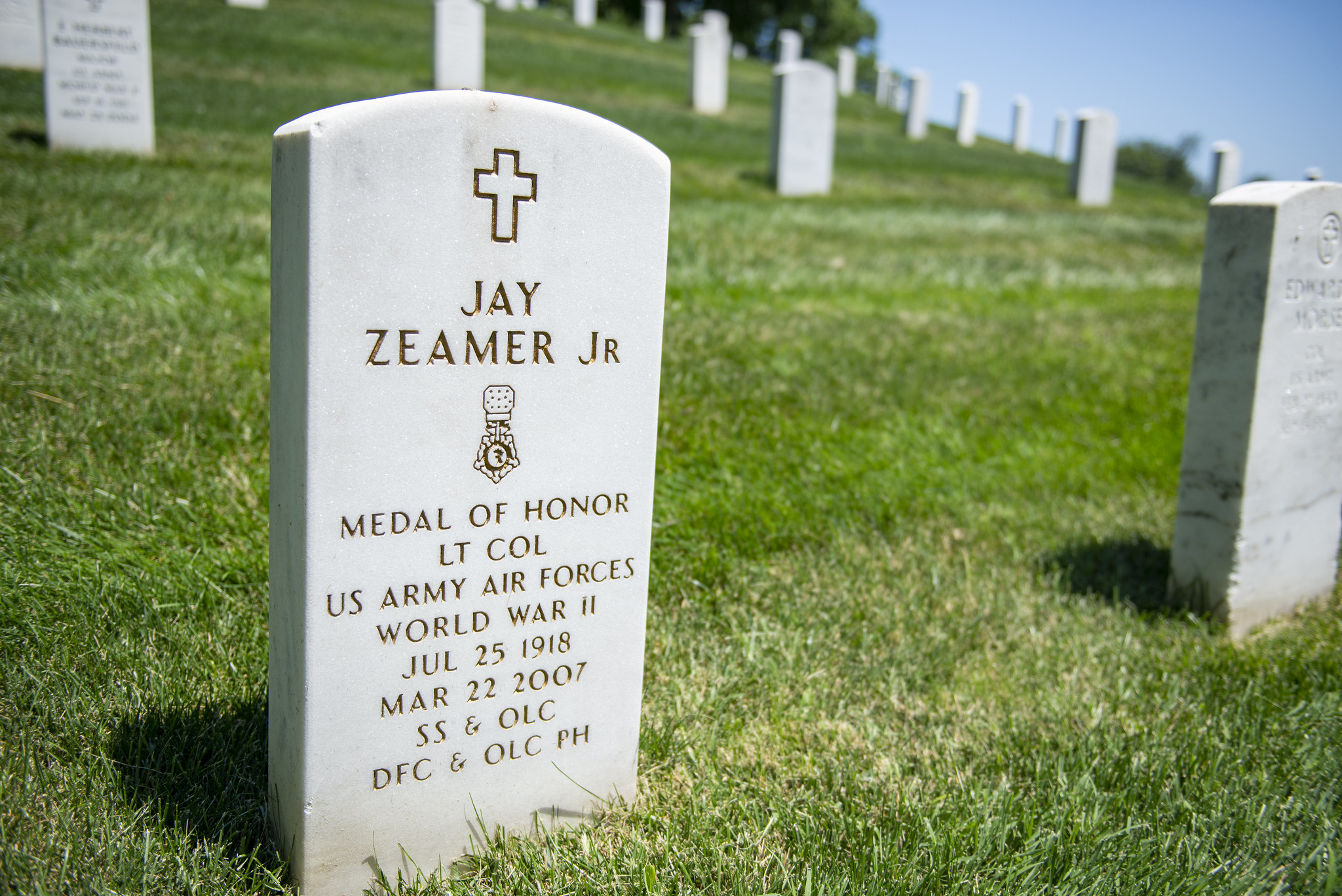 headstone of Medal of Honor recipient Jay Zeamer, Jr.