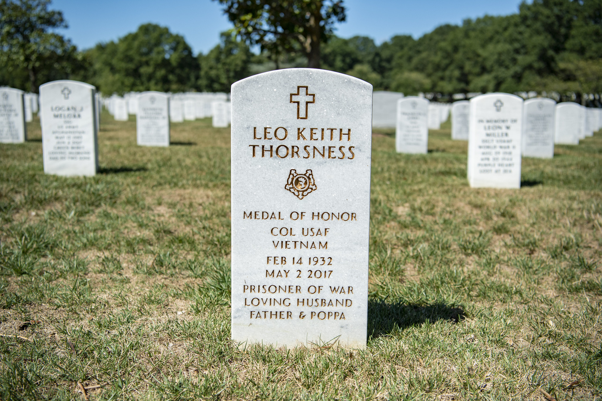 An example of an upright white marble headstone provided by the U.S. government